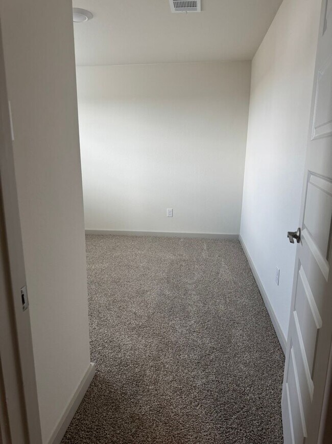 Building Photo - Ready for move-in! Spacious 4-bedroom, 3-b...
