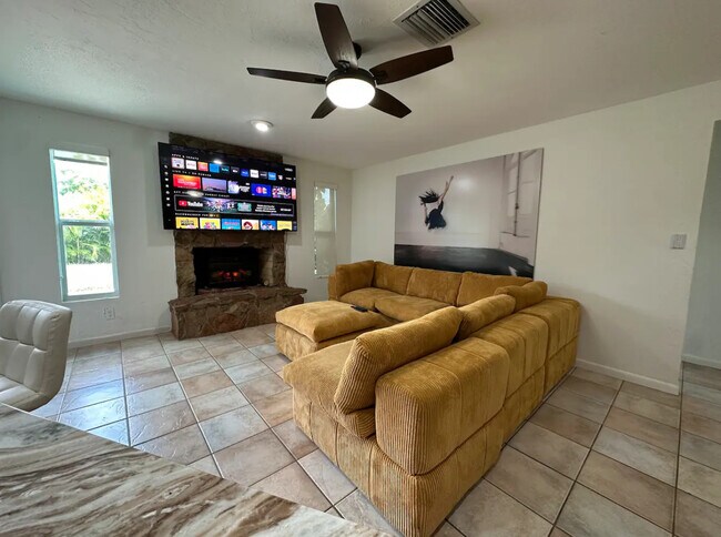 Building Photo - 3537 SE 1st Pl