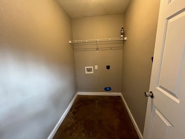 Building Photo - Renovated 2 Bedroom 2 Bath Duplex for Rent!!