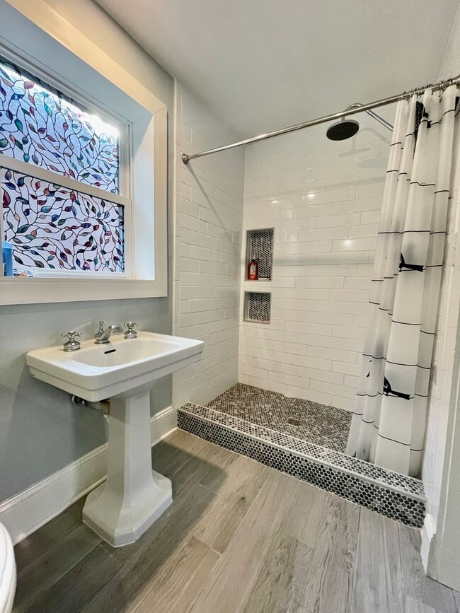 Building Photo - Beautiful Renovated 3 Bed 2 Bath Close to Downtown and UK