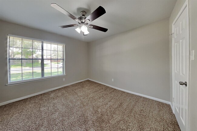Building Photo - 2811 Pineleaf Dr
