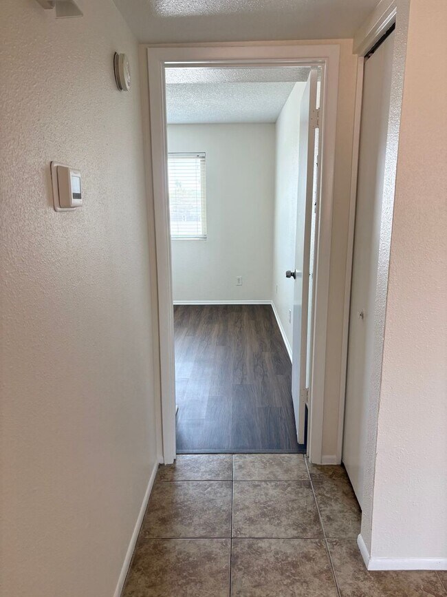 Building Photo - **GREAT 2 BEDROOM/2 BATHROOM/GATED CONDO I...