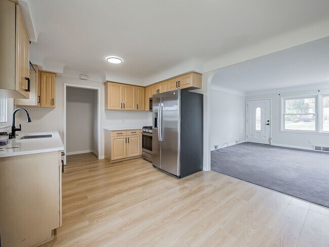 Building Photo - AVAILABLE NOW! Beautiful 3-Bedroom Waterfr...