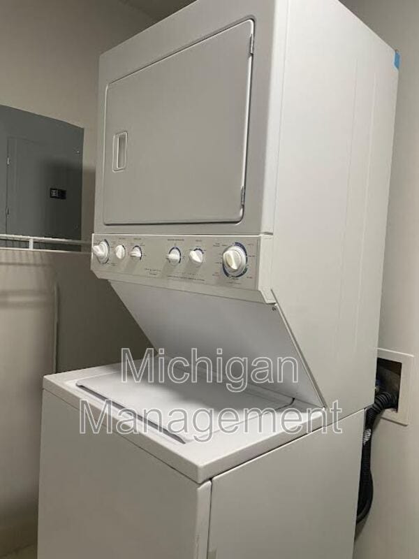 Building Photo - 2735 E Maple Rd