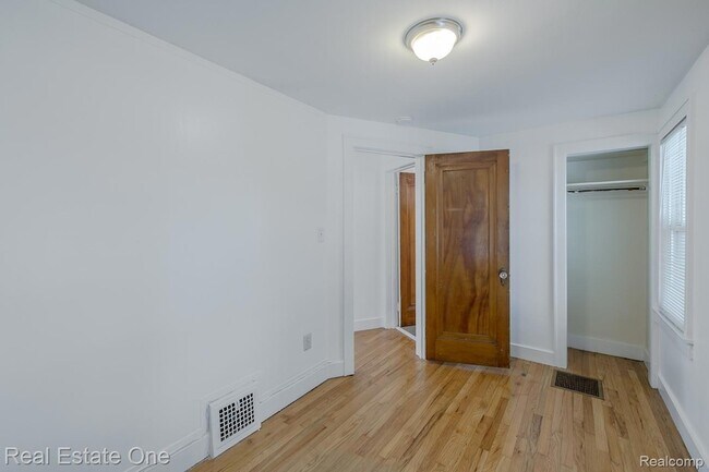 Building Photo - 122 W Houstonia Ave