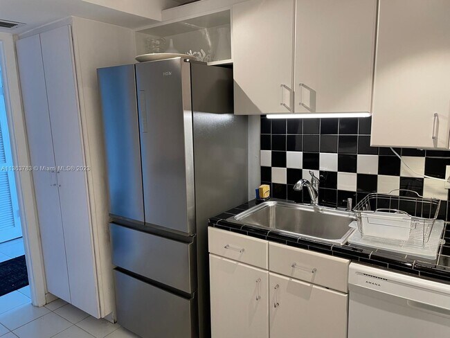 Building Photo - 10000 W Bay Harbor Dr