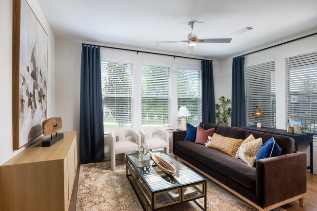 Building Photo - Your Dream Apartment Comes with 6 Weeks Free!