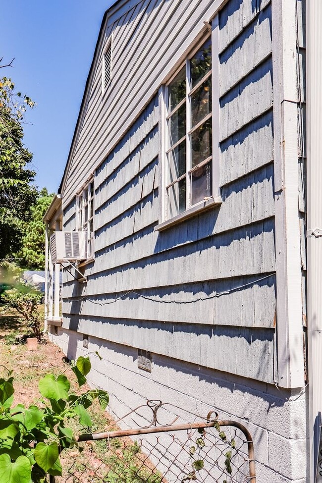 Building Photo - 2BR Cozy Ensley Home