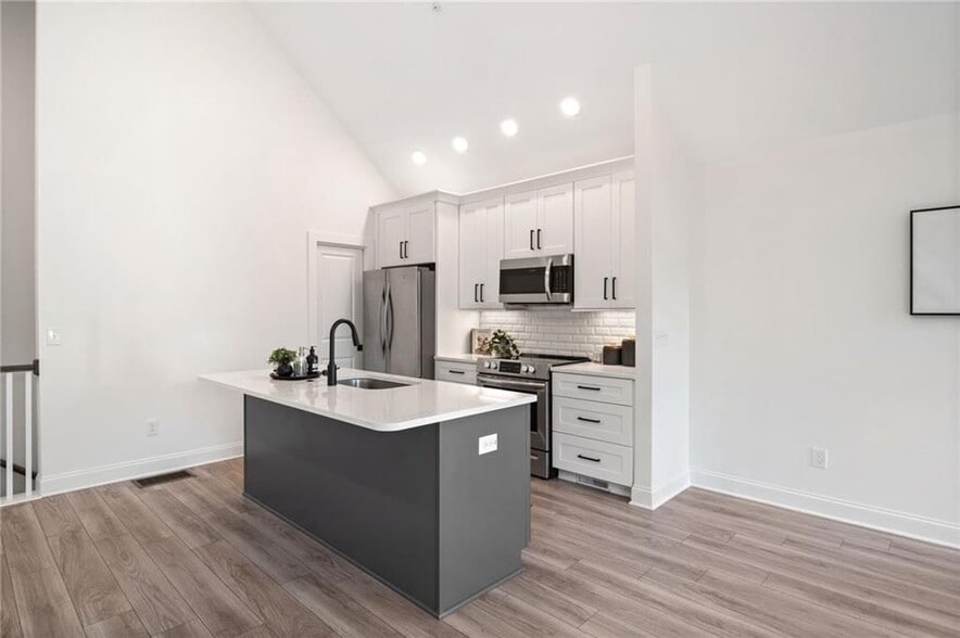 Building Photo - 104 Pearl St