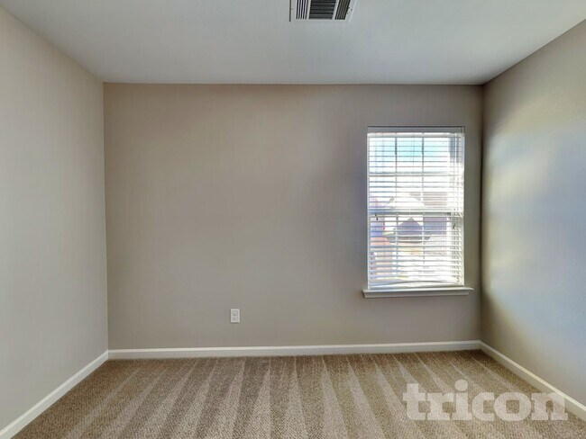 Building Photo - 2831 Village Center Dr