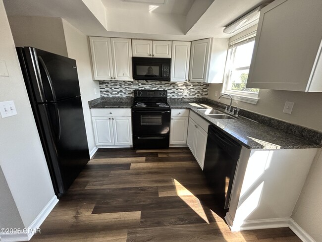 Building Photo - 3914 E 11th St