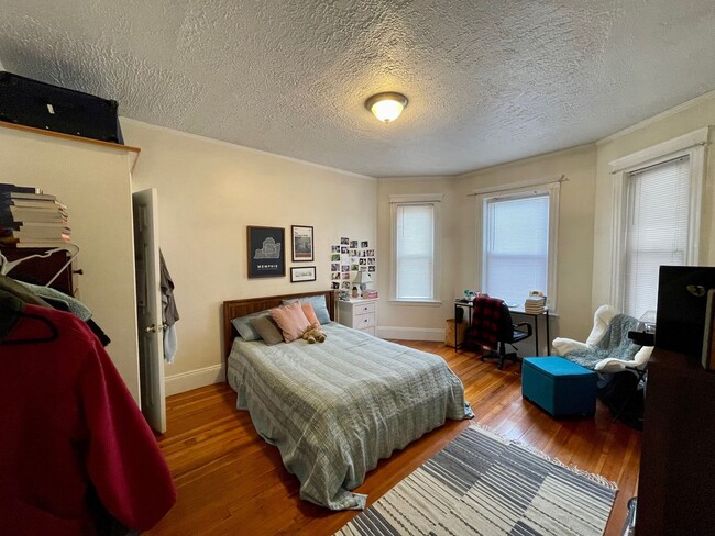 Building Photo - Awesome 3 Bed in Brighton Available for 9/...