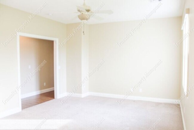 Building Photo - Spacious Custom Home Near Lindsay and McKe...