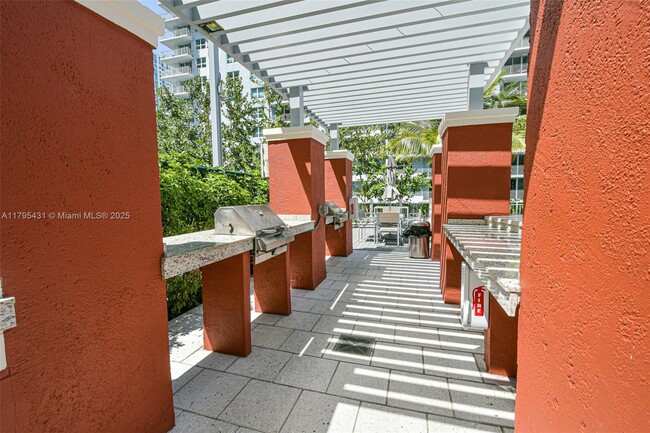 Building Photo - 1155 Brickell Bay Dr