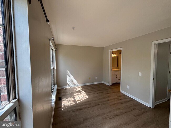 Building Photo - 7020 Falls Reach Dr
