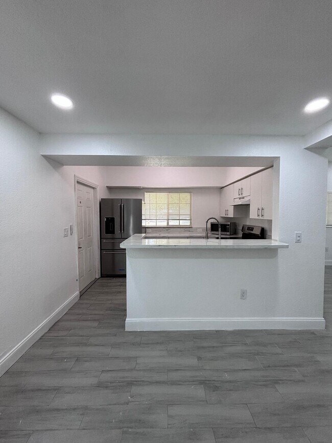 Building Photo - Miami House