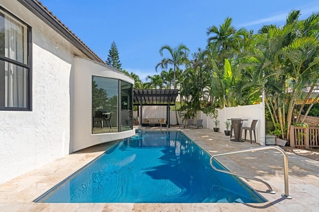 Building Photo - 1050 Brooks Ln