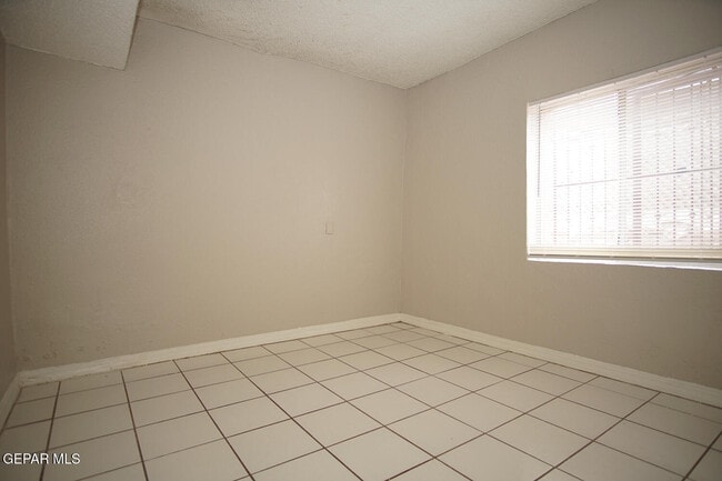 Building Photo - 422 Val Verde St