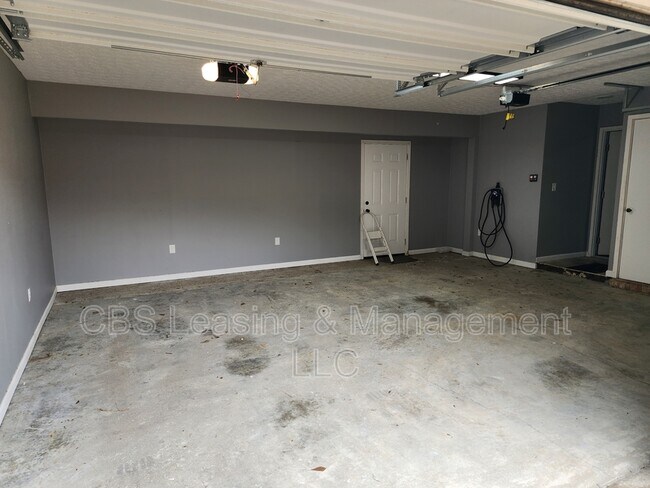 Building Photo - 5126 Stonegate Dr