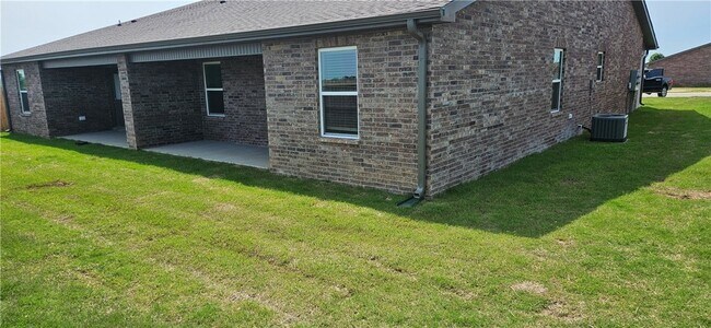 Building Photo - 502 NW 69th Ave