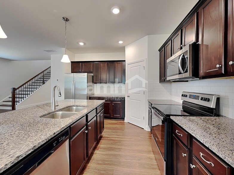 Building Photo - 4905 Canyon Creek Way