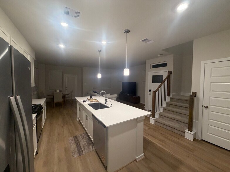 Building Photo - 4206 Laurel Oak Cir