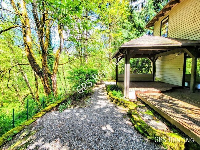 Building Photo - Finn Hill Kirkland 4bd Tri-Level on large ...