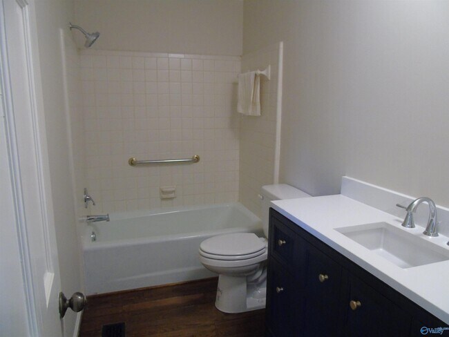 Building Photo - 3317 Lookout Dr SE