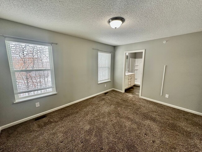 Building Photo - Gorgeous Newer-Built Townhome in Maple Grove!
