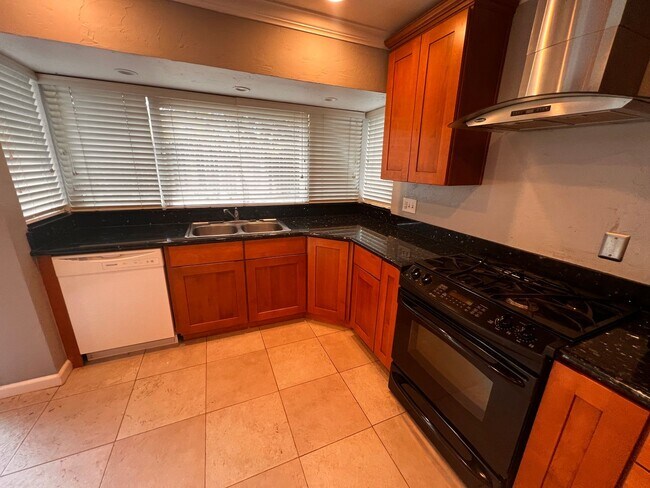 Building Photo - Great one story home close to TAFB