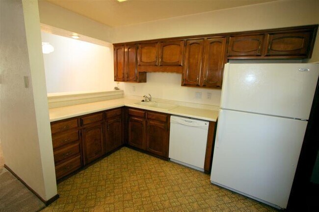 Building Photo - 830 Live Oak Rd NE