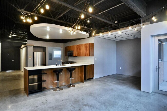 Building Photo - 601 Brushy St