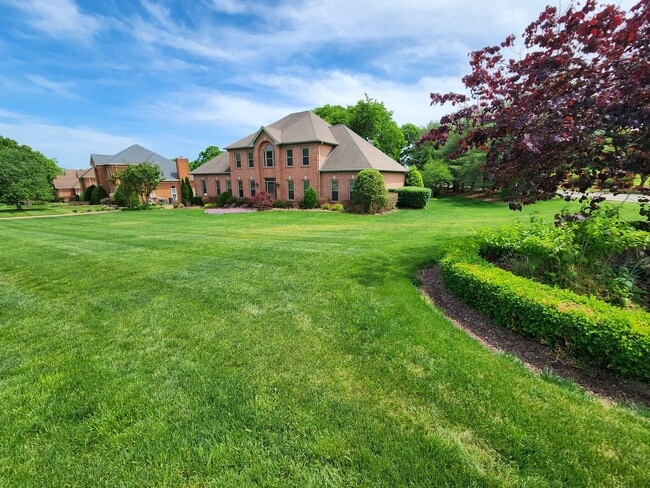 Building Photo - Gorgeous 4/3.5 with amazing back patio!