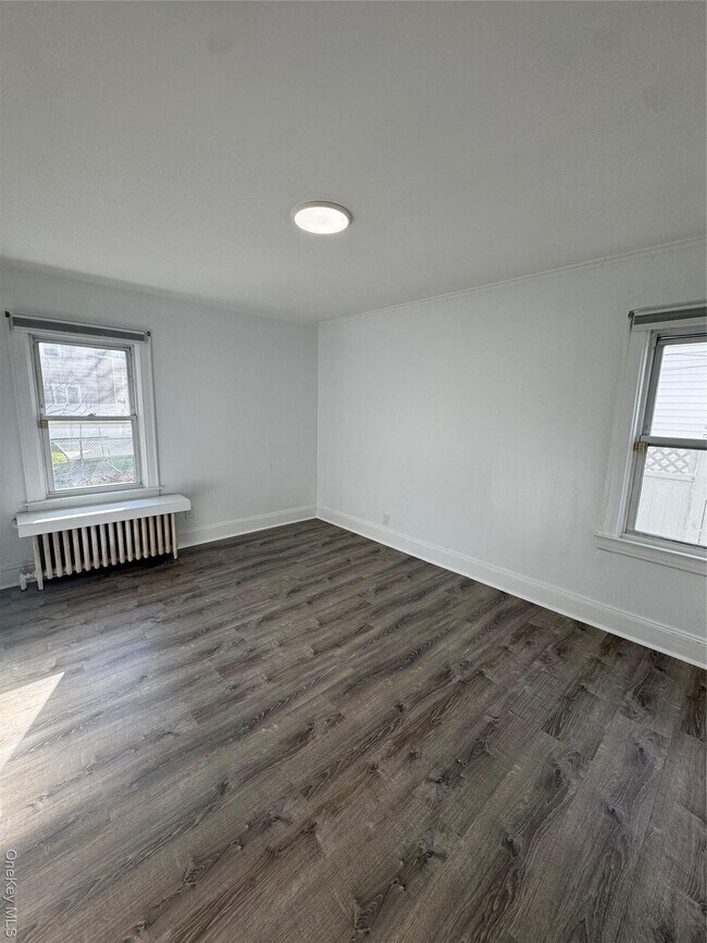 Building Photo - 10 Dorothy Ct