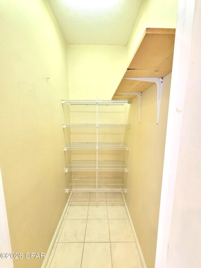 Building Photo - 4008 Crescent Dr