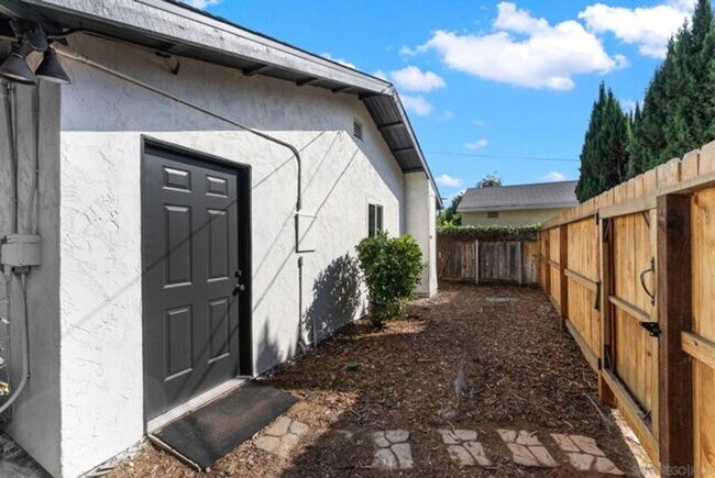 Building Photo - 8420-8424 Dallas St