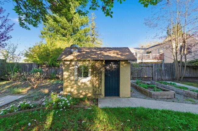 Building Photo - Spacious 2 Bed, 2 Bath Home