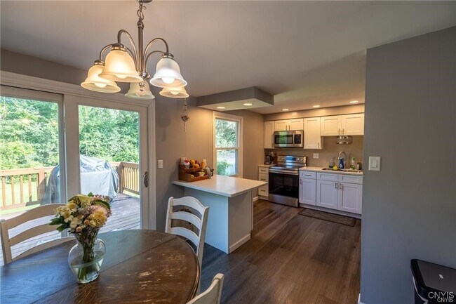 Building Photo - 9 Tree Line Dr