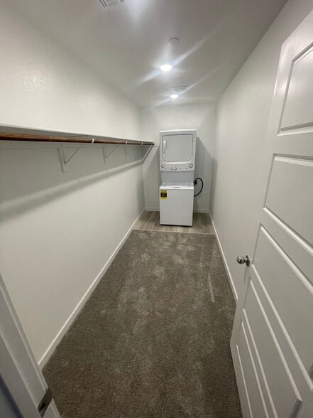 Building Photo - 9215 Sky Pointe Dr