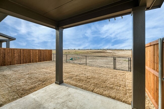 Building Photo - AVAILABLE NOW! 3 BEDROOM TRIPLEX  LOCATED ON 1-ACRE LOT IN MIDLOTHIAN, TX!