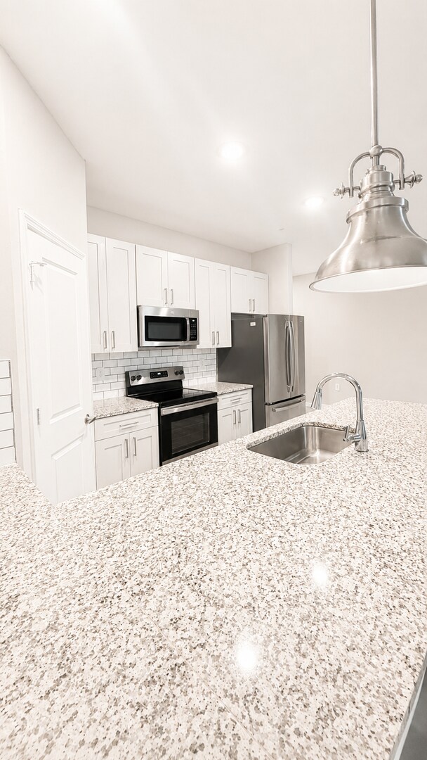 Building Photo - Hidden Gem! Beautiful 3/2 Duplex