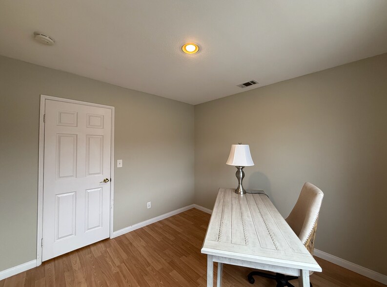 Building Photo - 4692 Carpinteria Ave