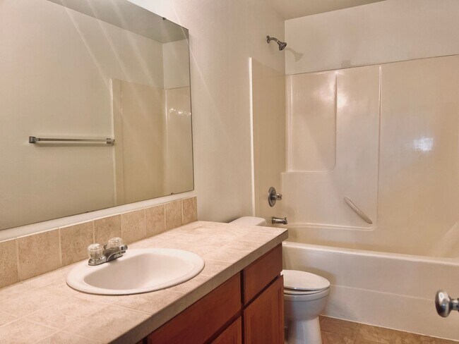 Building Photo - Enormous 4 Bed 2.5Bath + Bonus Room Great Lacey Neighborhood