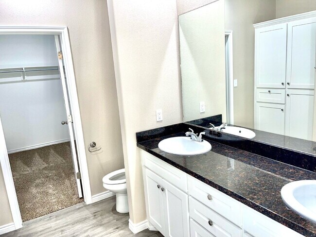 Building Photo - Beautiful 3-Bed Oasis with Granite Touches in Lubbock – 1650 Sq. Ft. of Comfort!