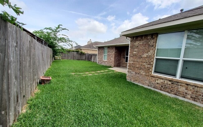 Building Photo - 25047 Lenora Dr