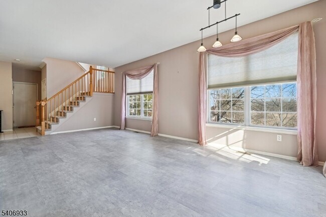 Building Photo - 163 Gladstone Dr