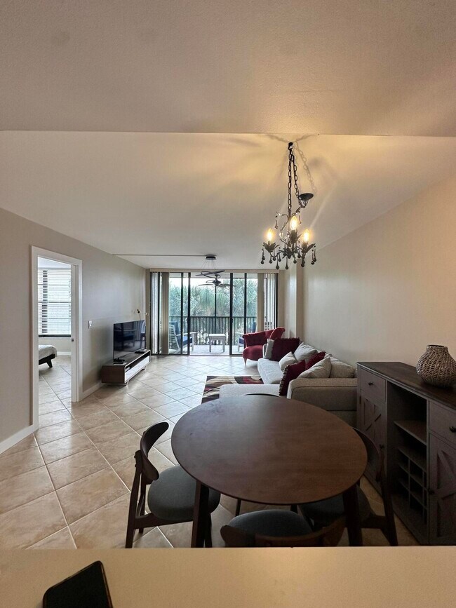 Building Photo - 22 E Royal Palm Rd