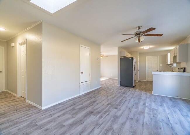 Building Photo - Beautiful 3 Bed, 2 Bath Home with a 2-Car ...