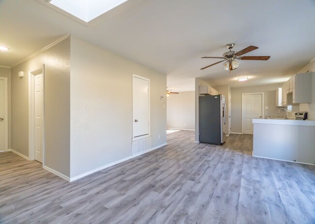 Building Photo - Recently updated 3 Bedroom / 2 Bath / 2 Ca...