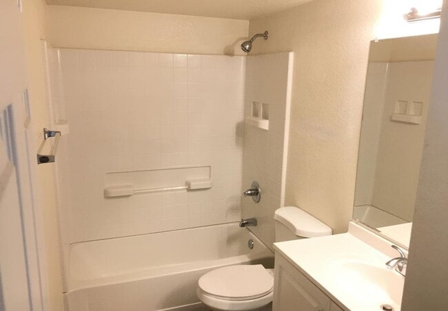 Building Photo - Spacious 3 Bed 2 Bath Tempe Condo - 2nd Floor